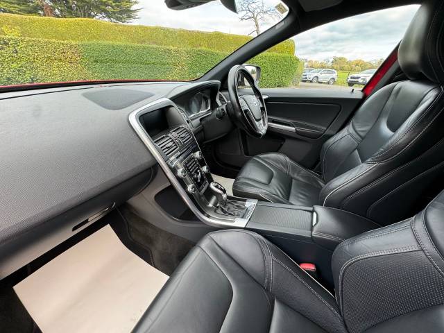 2015 Volvo XC60 2.0 𝐕𝐄𝐇𝐈𝐂𝐋𝐄 𝐑𝐄𝐒𝐄𝐑𝐕𝐄𝐃 D4 R DESIGN Lux Nav