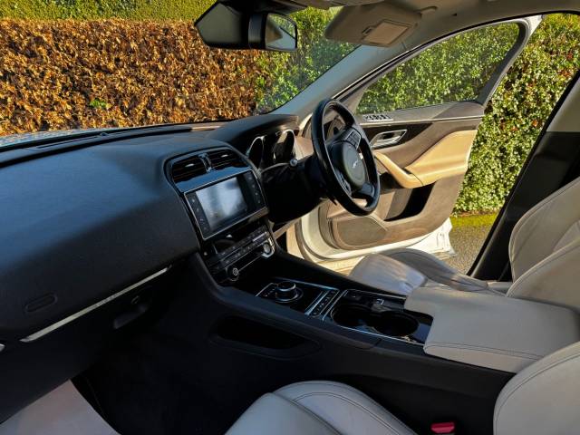 2016 Jaguar F-Pace 2.0 𝐕𝐄𝐇𝐈𝐂𝐋𝐄 𝐑𝐄𝐒𝐄𝐑𝐕𝐄𝐃