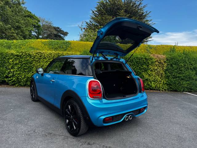 2018 Mini Hatchback 2.0 𝐕𝐄𝐇𝐈𝐂𝐋𝐄 𝐑𝐄𝐒𝐄𝐑𝐕𝐄𝐃